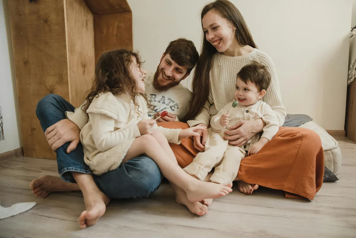 Família feliz protegida pelo plano Hapvida